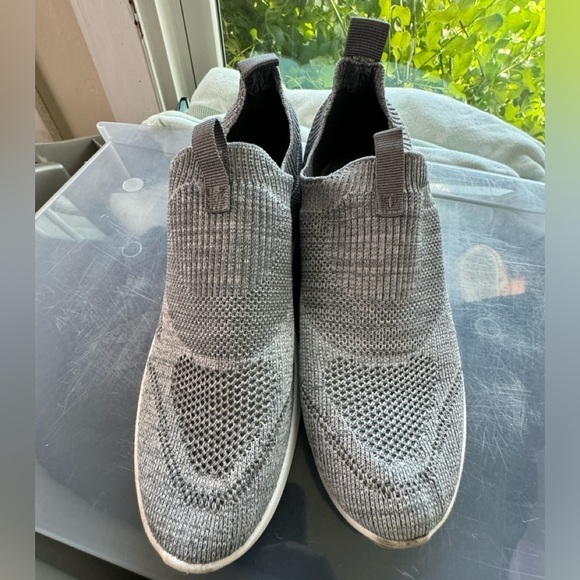 Tommy Bahama grey flint knit jogger memory foam slip on size 8.5 sneakers - Picture 3 of 9